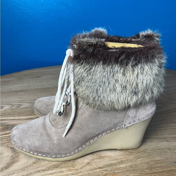 Bettye Mueller Fur Trimmed Ankle Boot Suede Lace Up Wedge Tan Women’s Size 38 - Picture 4 of 9